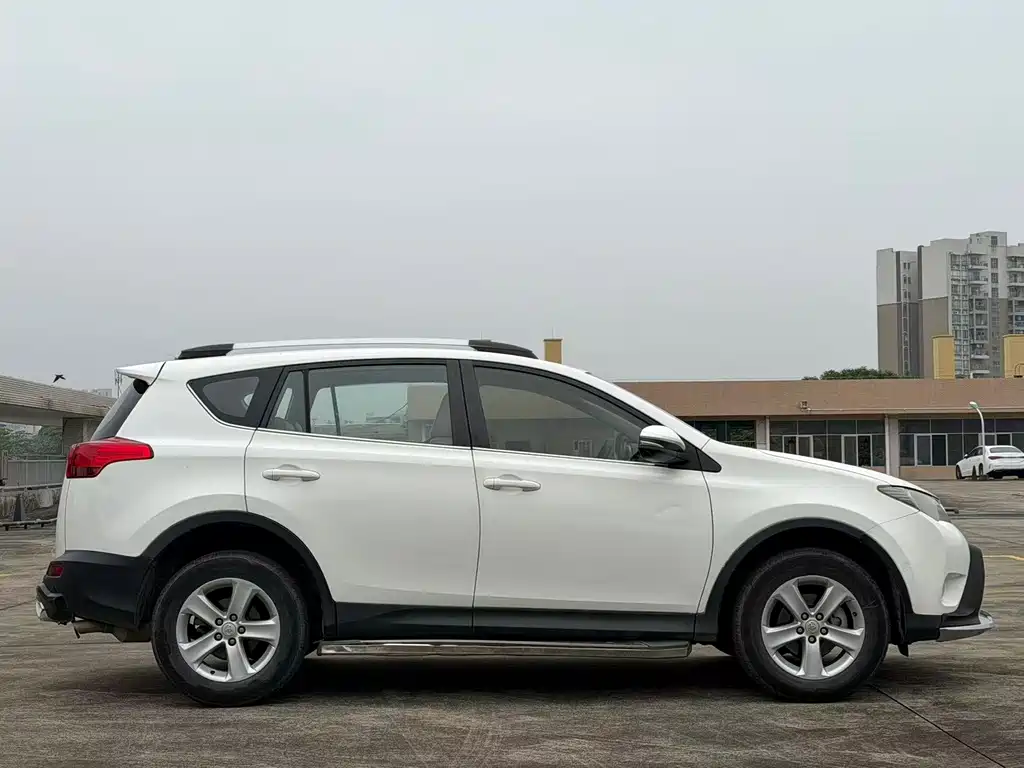 Toyota RAV4 2014 — фото 4