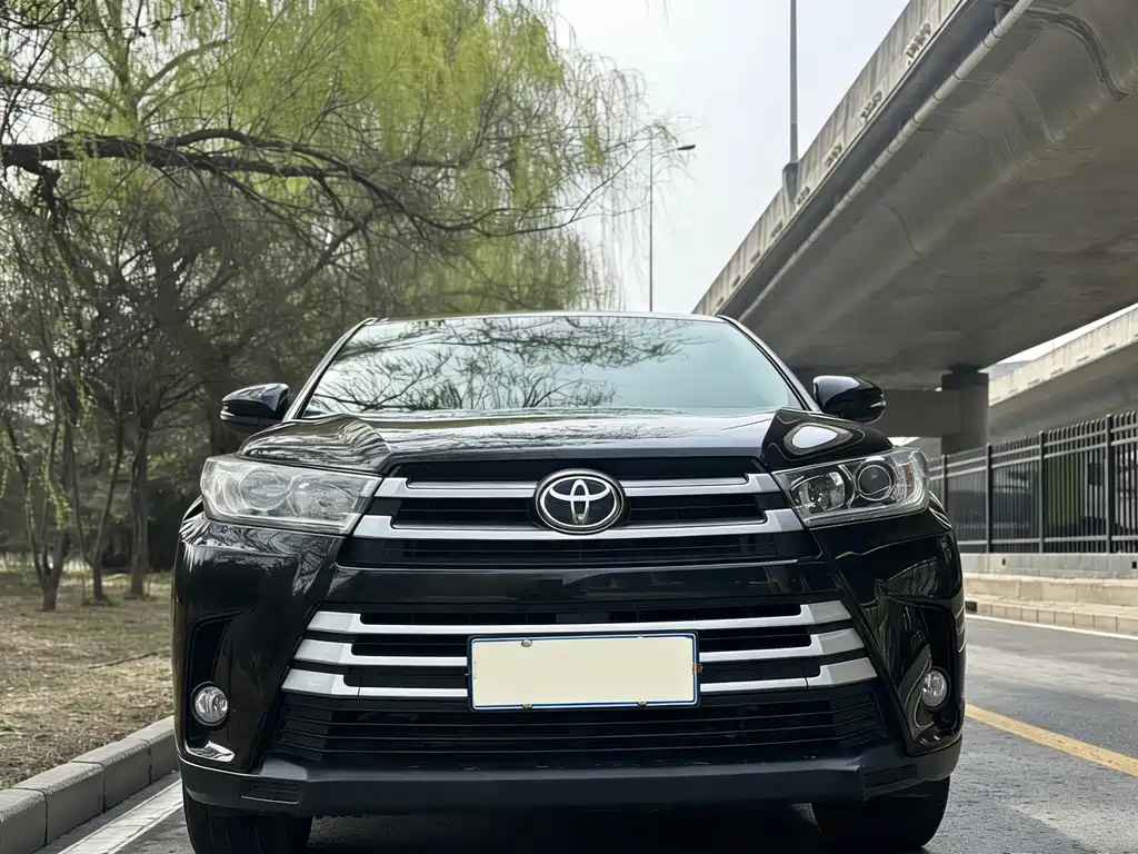 Toyota Highlander 2022 — фото 2