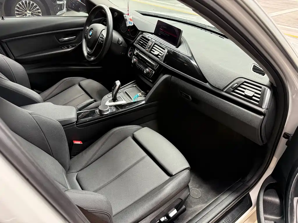 BMW 3 Series 2019 — фото 12