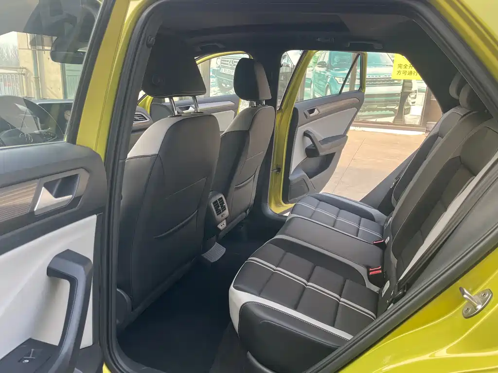 Volkswagen T-Roc 2023 — фото 9