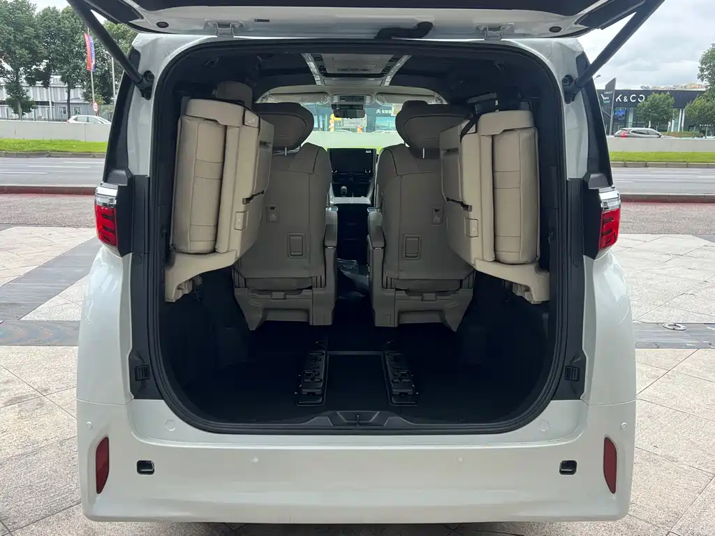 Toyota Alphard — фото 24