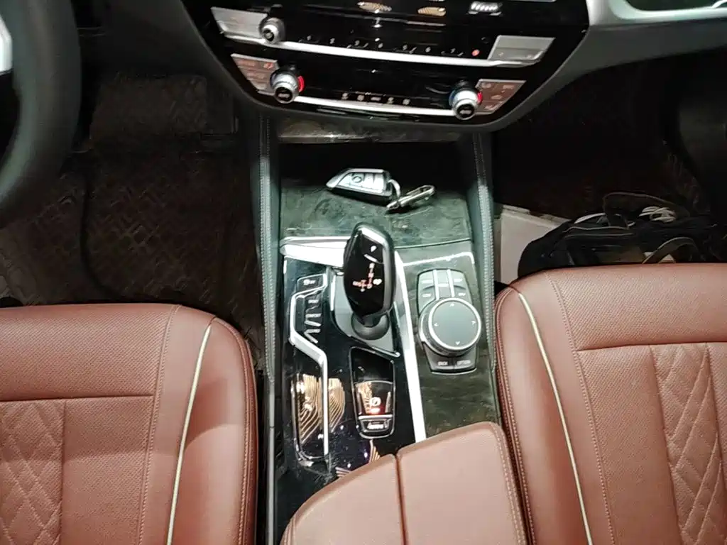 BMW 5 Series 2021 — фото 14