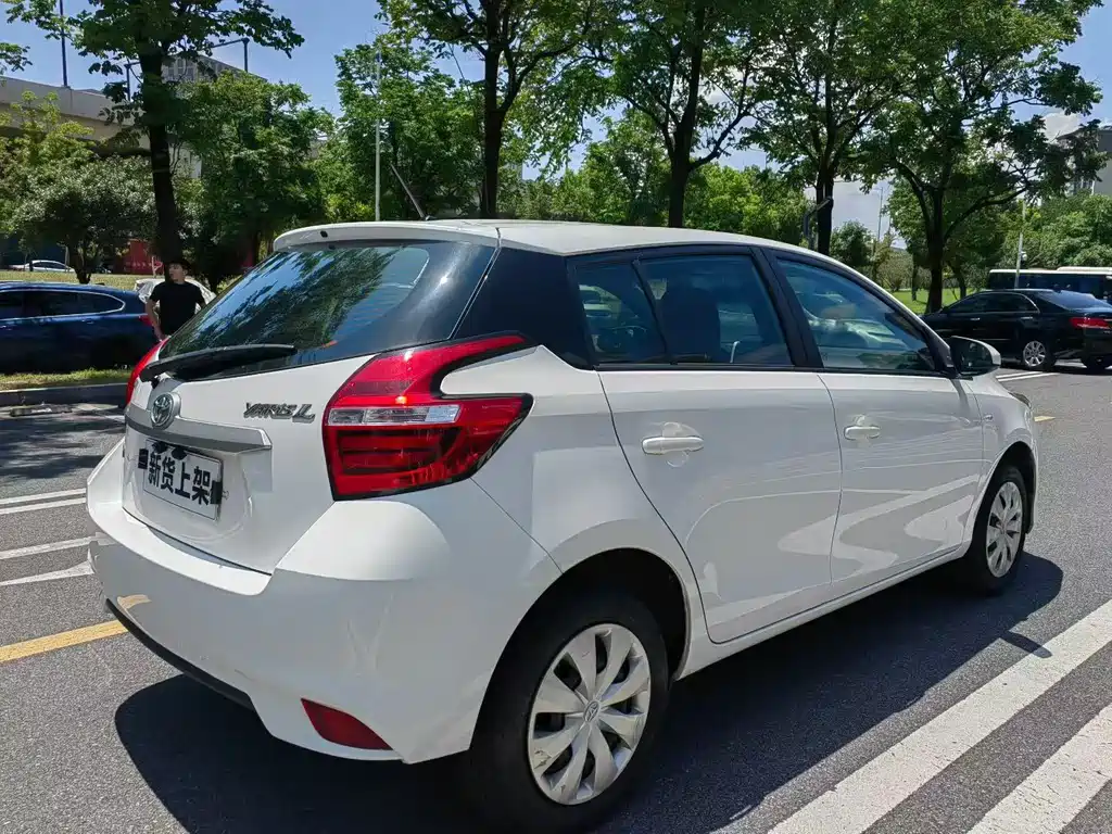 Toyota Yaris L 2017 — фото 9