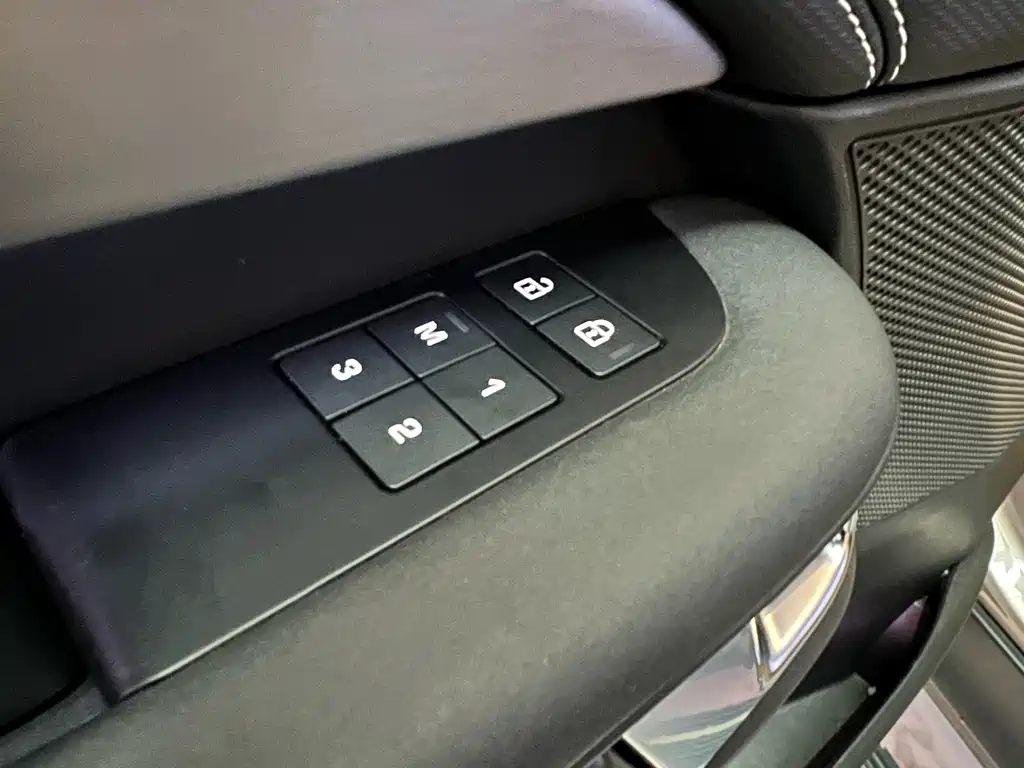 Land Rover Discovery 2023 — фото 12