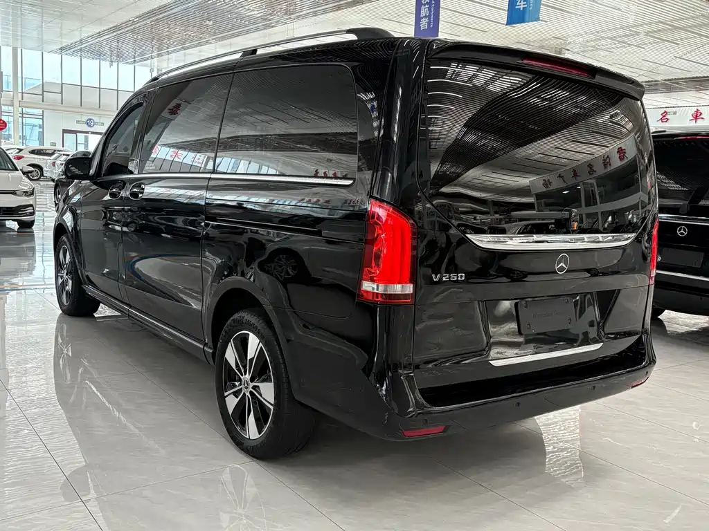 Mercedes-Benz V-Class 2022 — фото 13