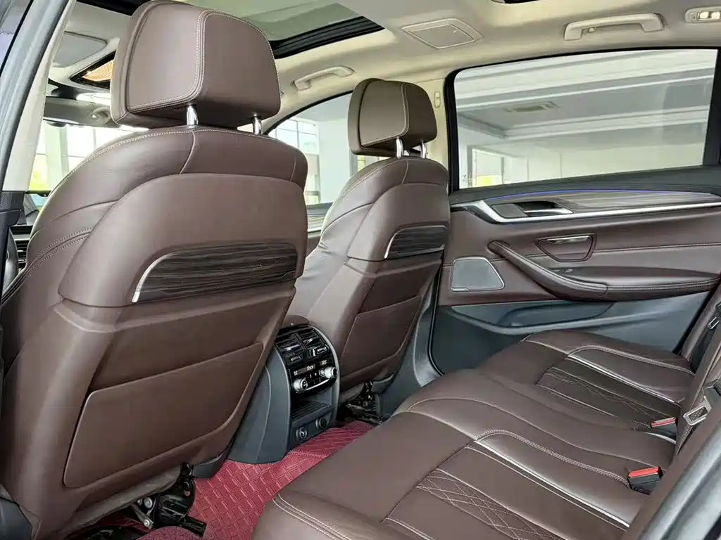 BMW 5 Series 2018 — фото 10