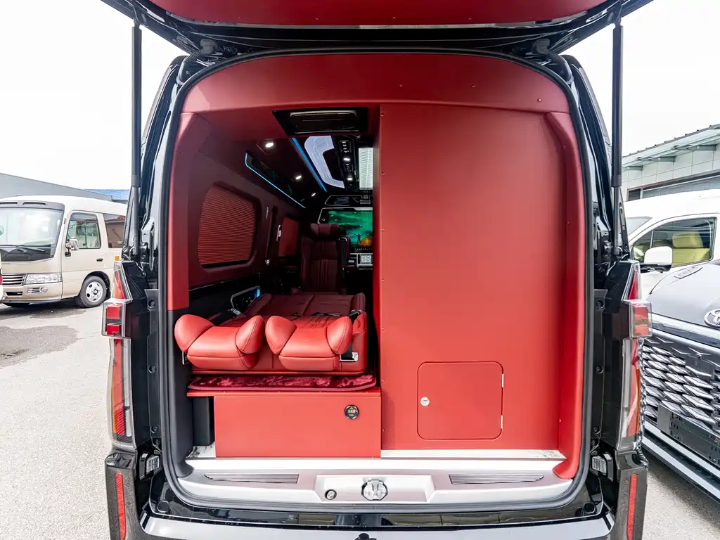 Toyota Hiace — фото 20
