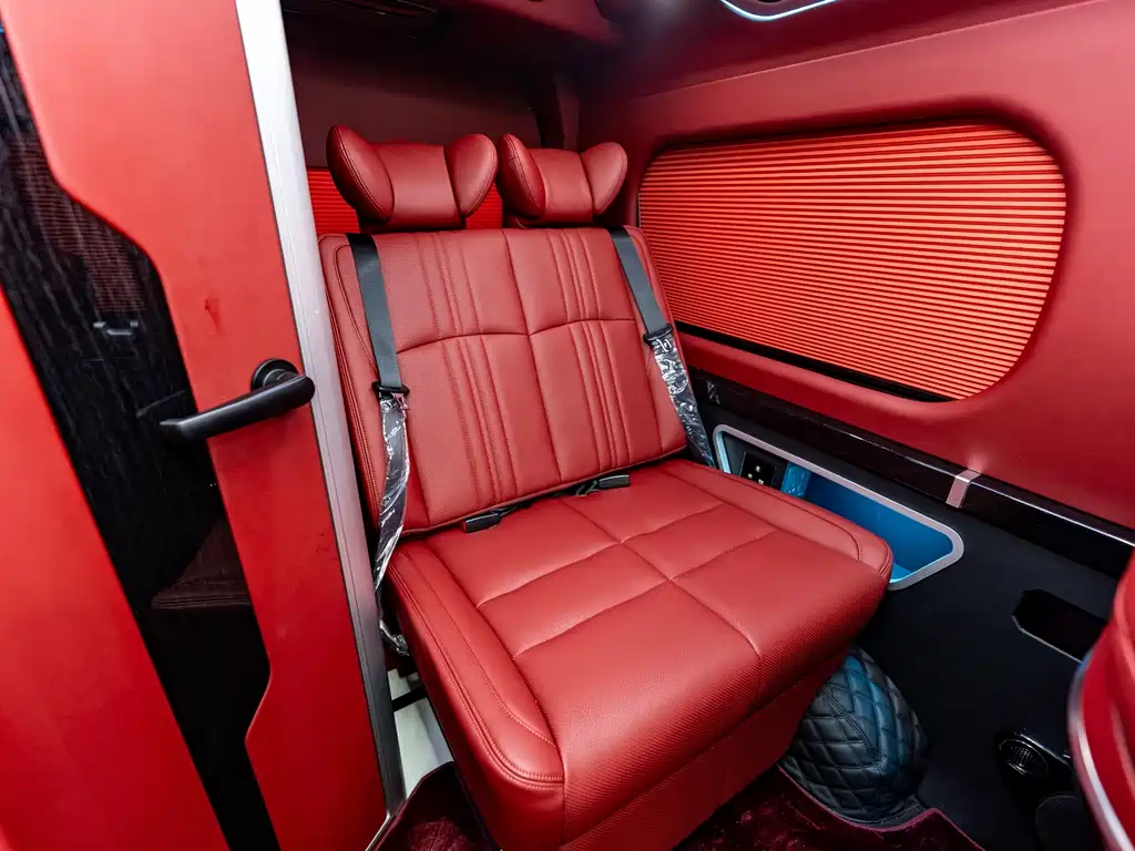 Toyota Hiace — фото 33