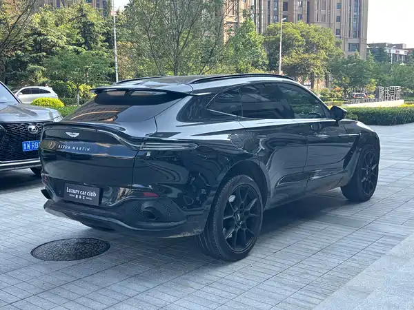 Aston Martin DBX 2021