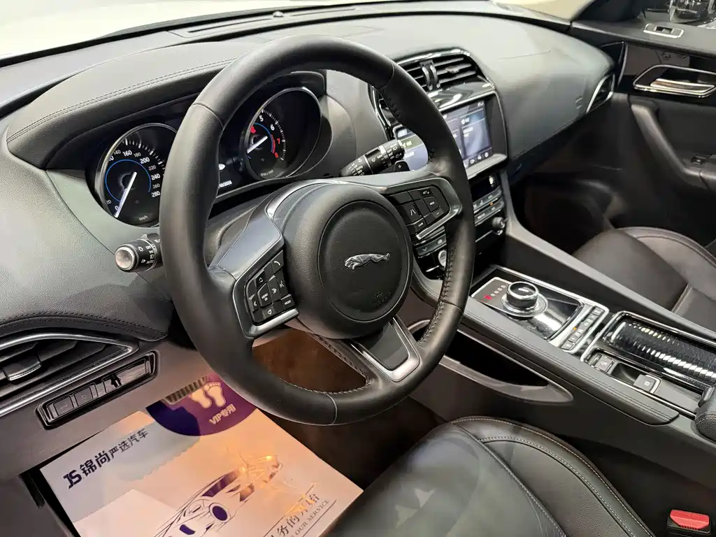 Jaguar F-PACE 2019 — фото 12