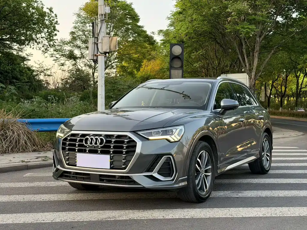 Audi Q3 2022 — фото 1