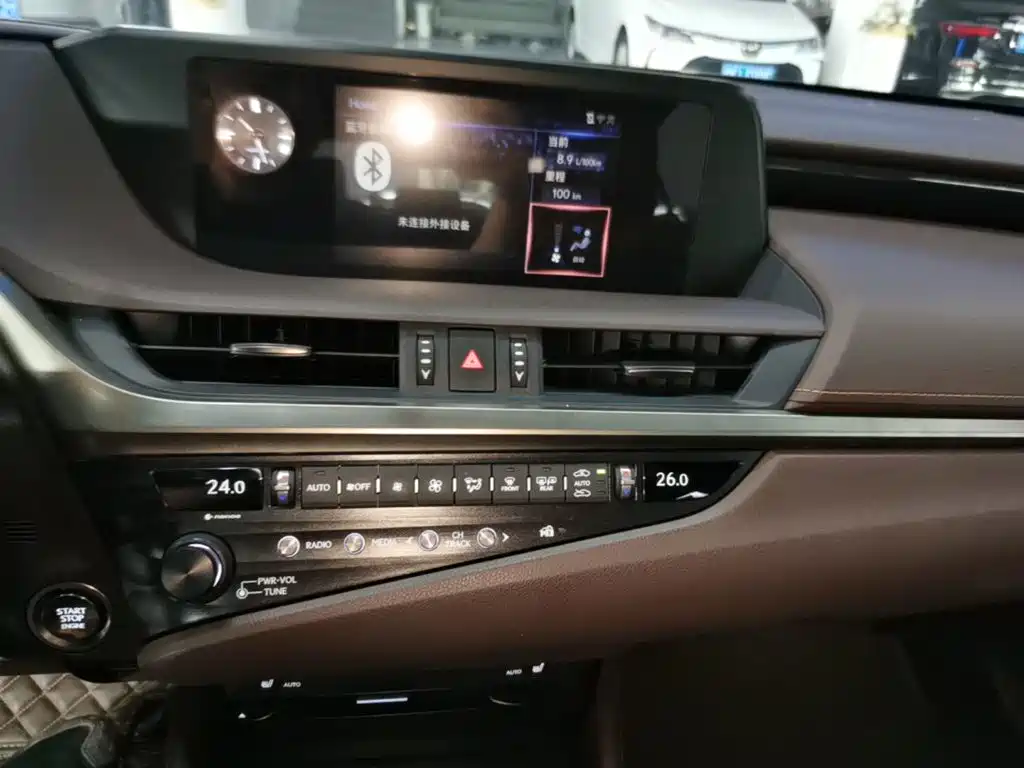 Lexus ES 2019 — фото 13