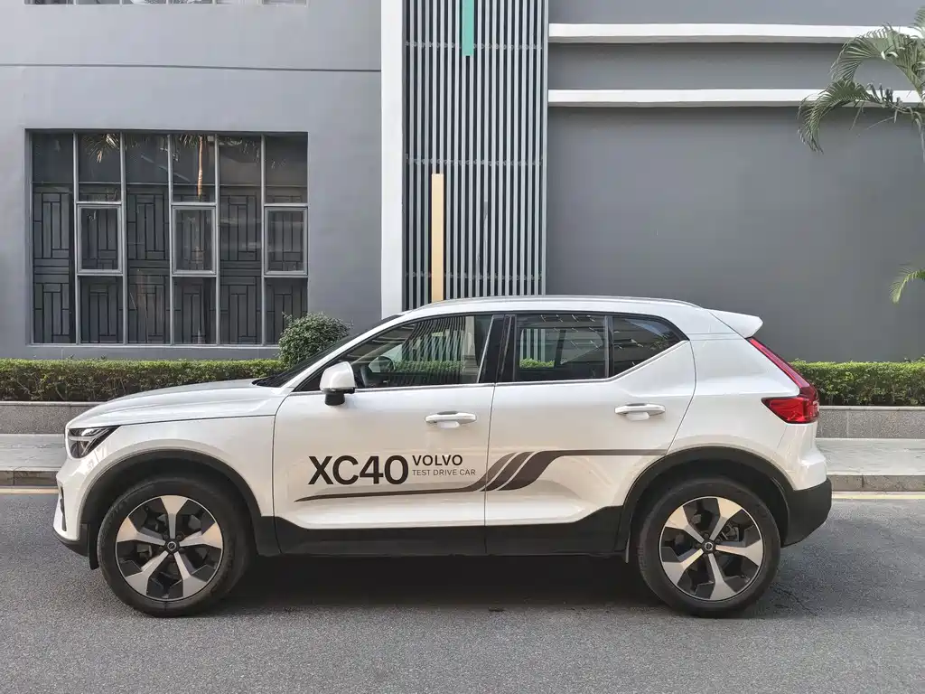 Volvo XC40 2024 — фото 4