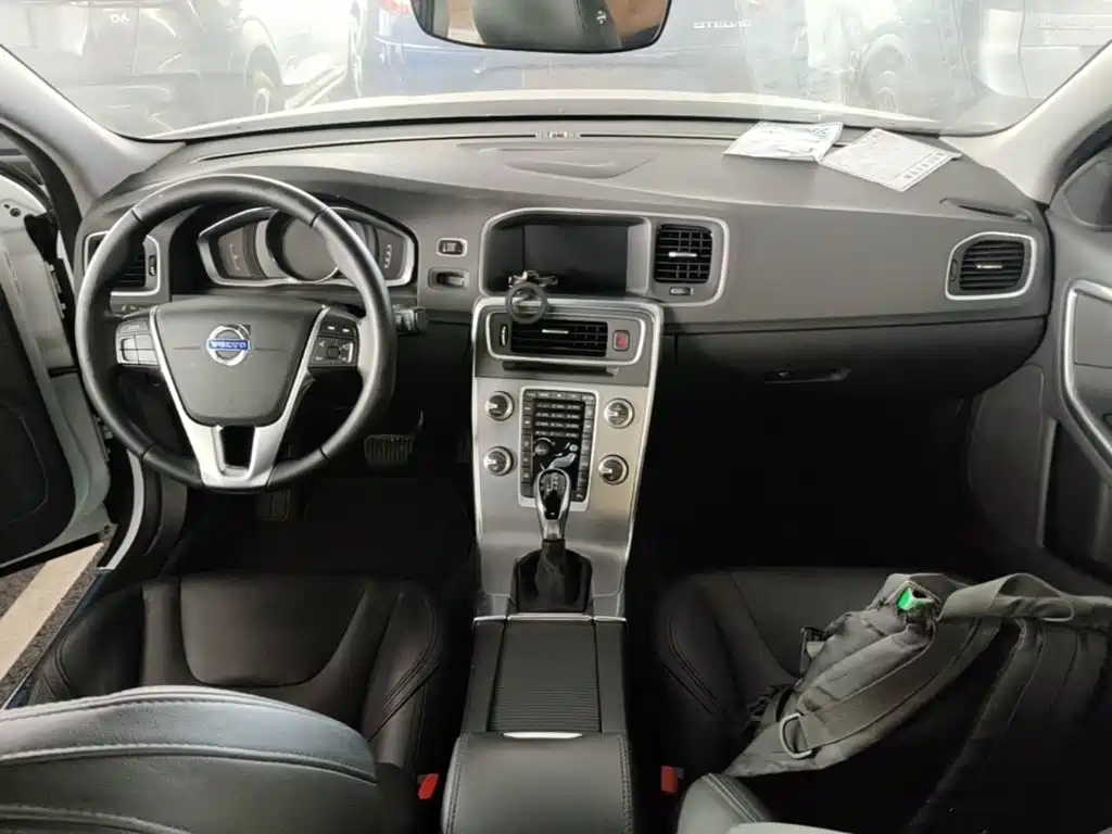 Volvo S60 2017 — фото 10