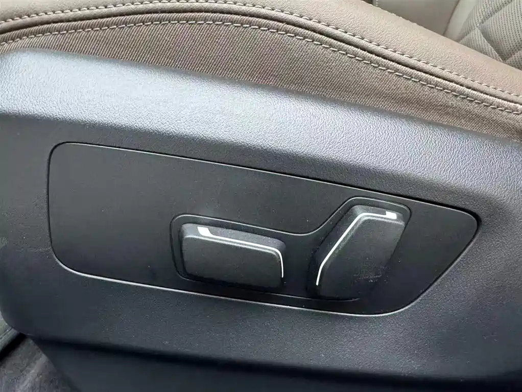 BMW 5 Series 2025 — фото 10