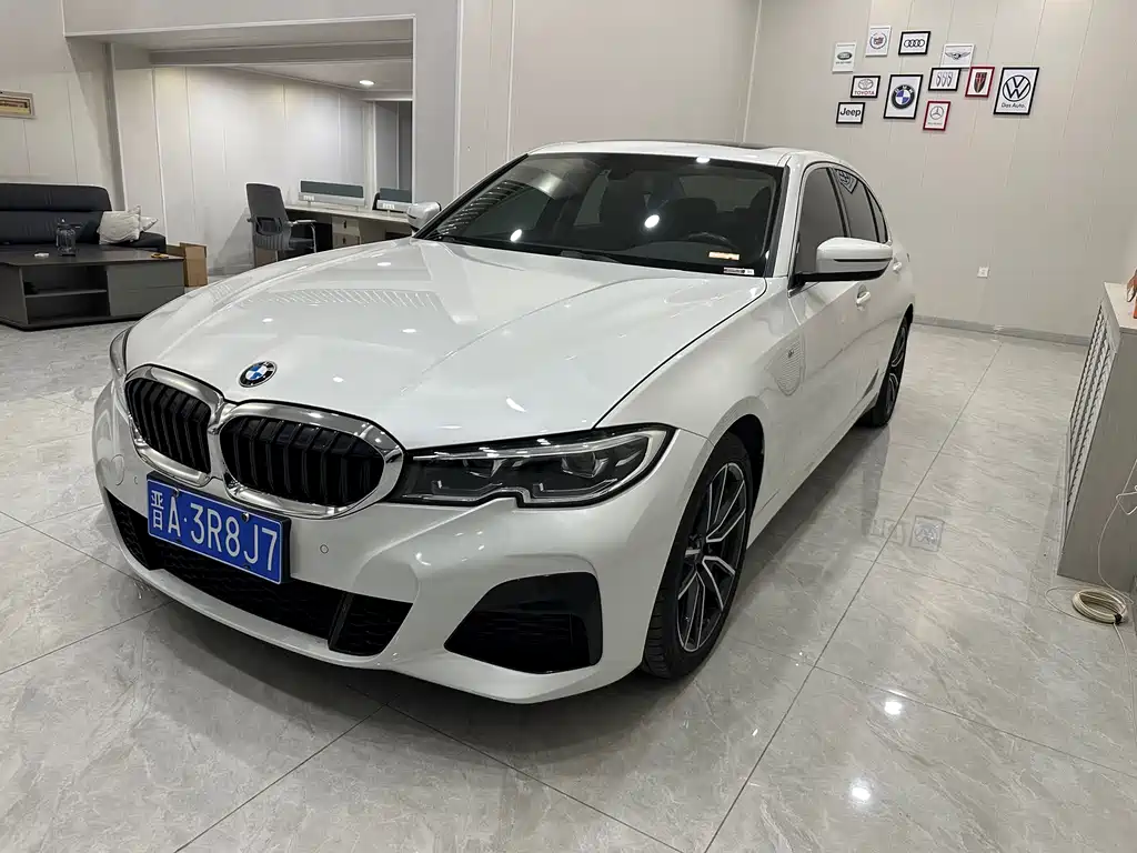 BMW 3 Series 2021 — фото 1
