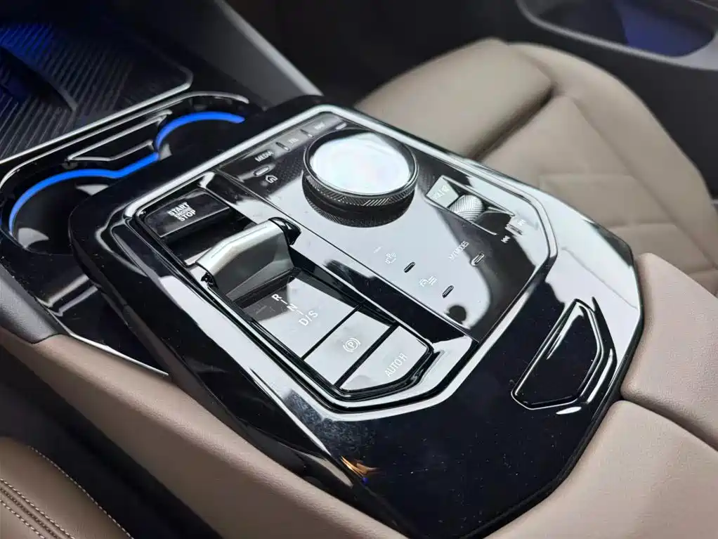 BMW 5 Series 2025 — фото 11
