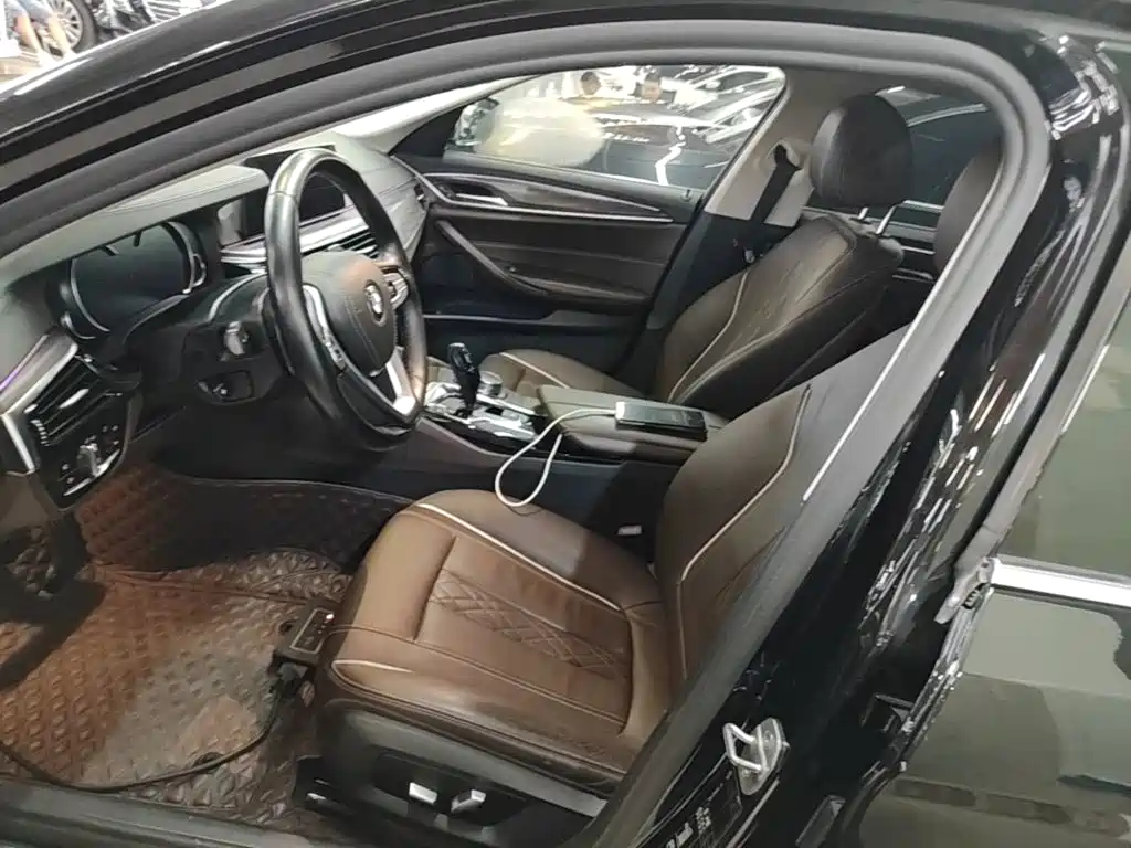 BMW 5 Series 2018 — фото 15