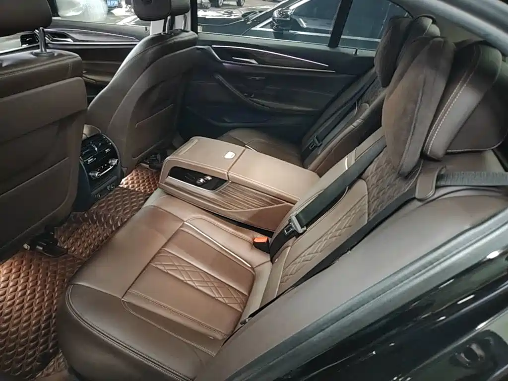 BMW 5 Series 2018 — фото 17