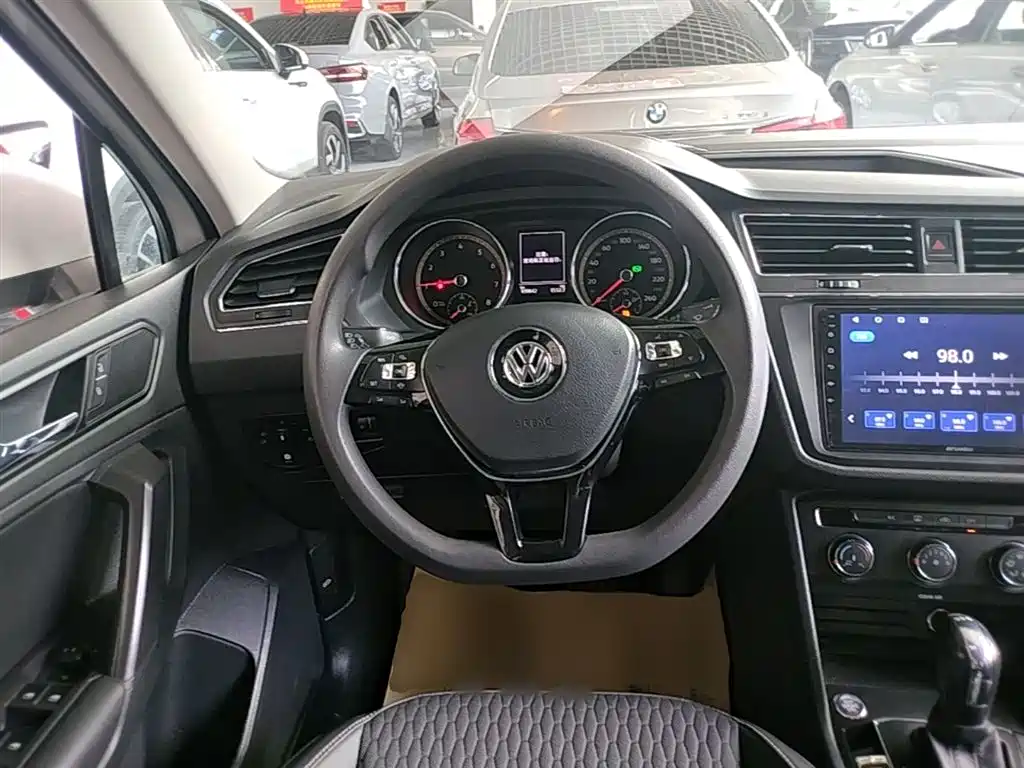 Volkswagen Tiguan L 2020 — фото 11
