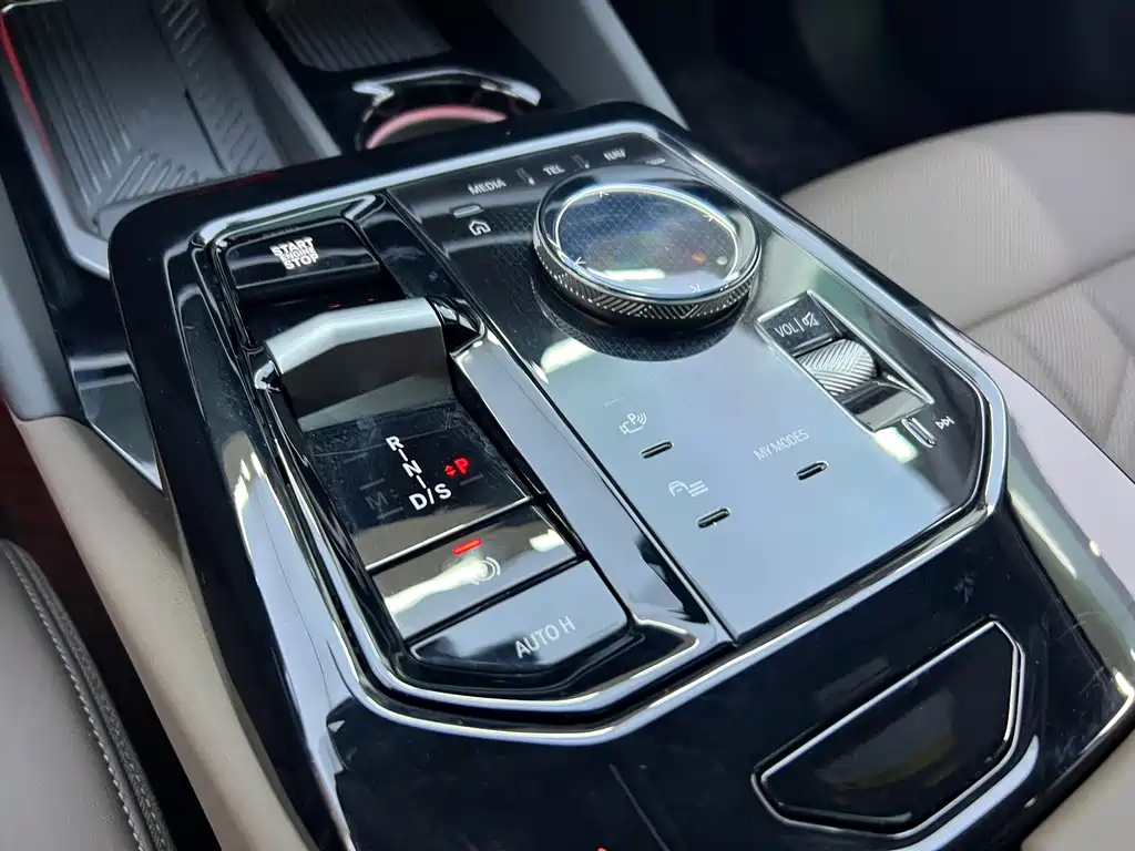 BMW 5 Series 2025 — фото 12