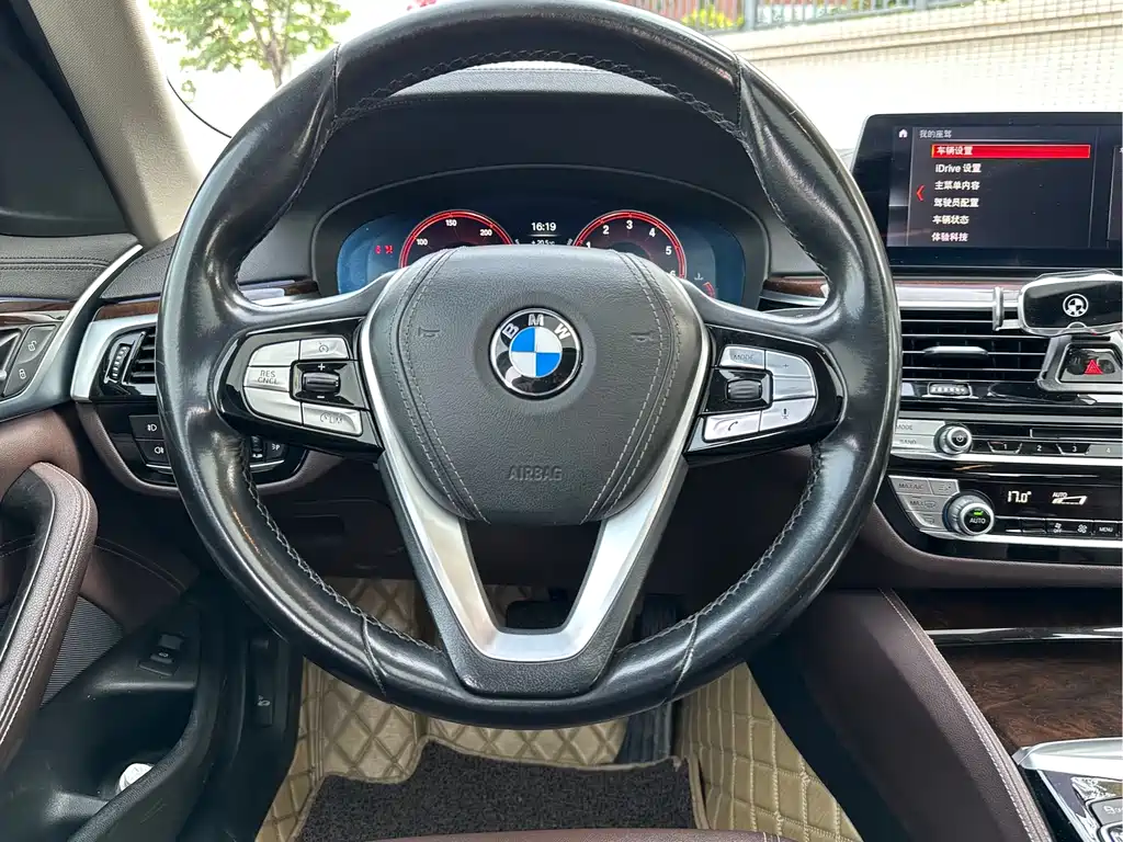 BMW 5 Series 2019 — фото 12