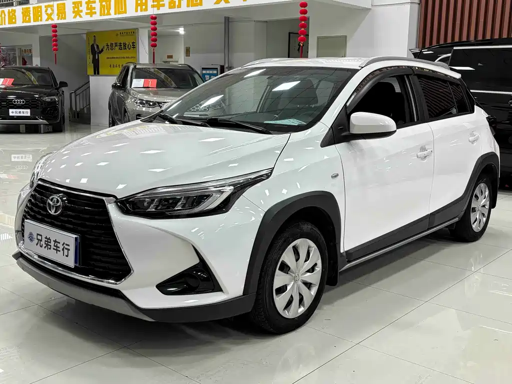 Toyota Yaris L 2022 — фото 1