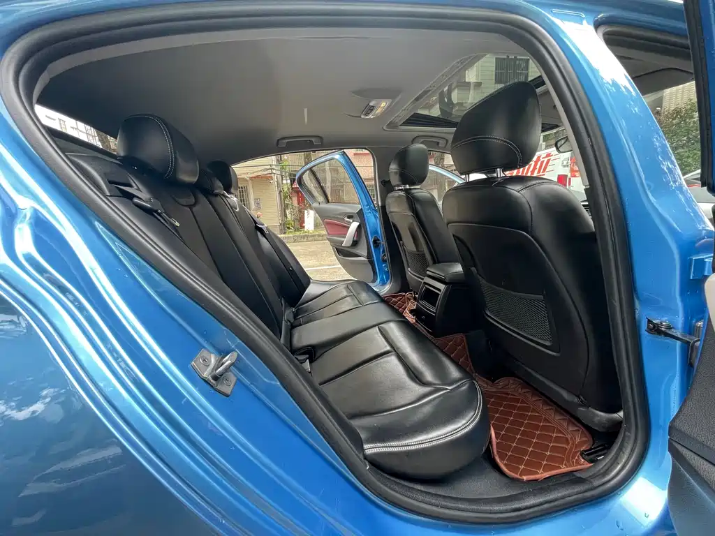 BMW 1 Series 2019 — фото 13