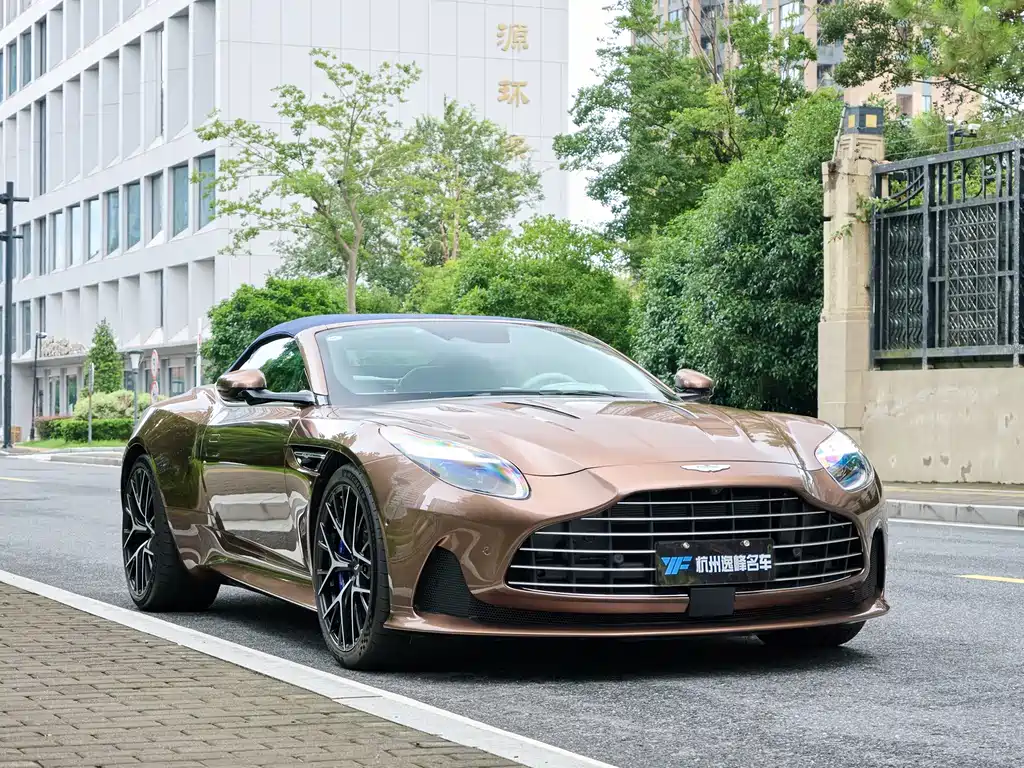 Aston Martin DB12 2025 — фото 11