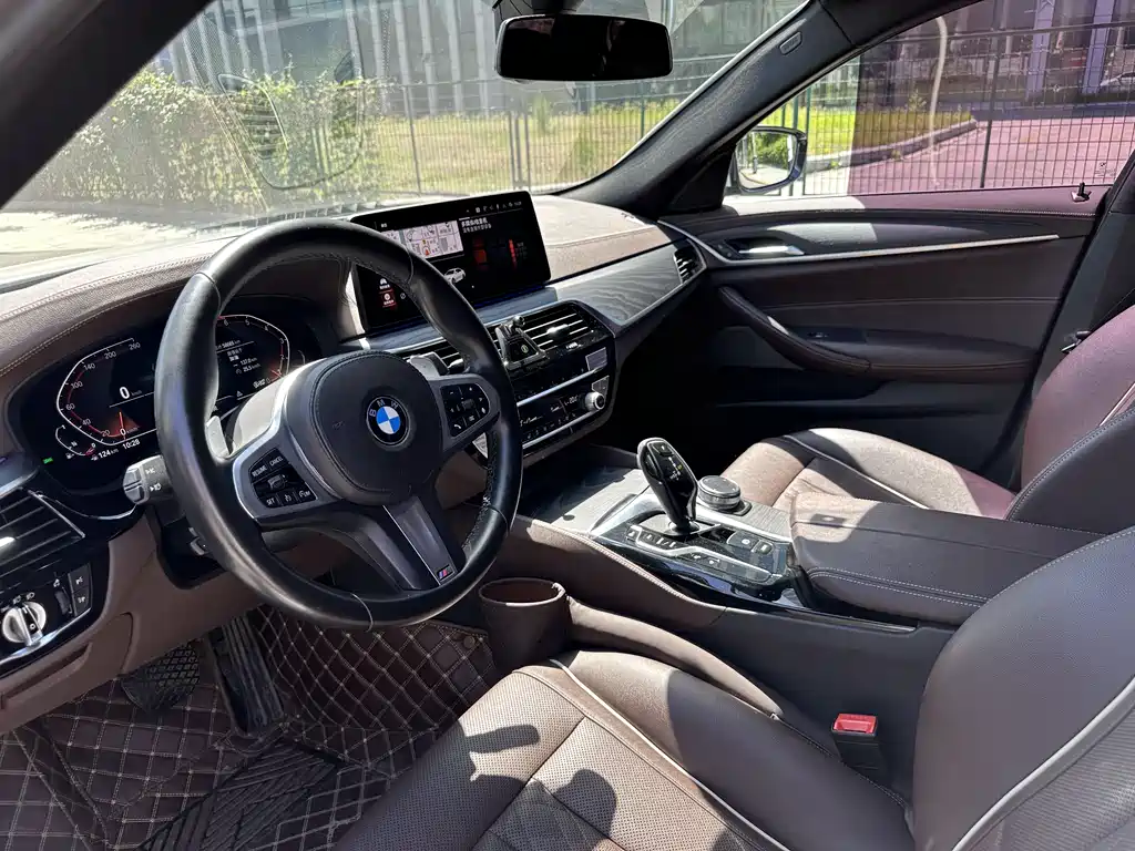 BMW 5 Series 2021 — фото 10