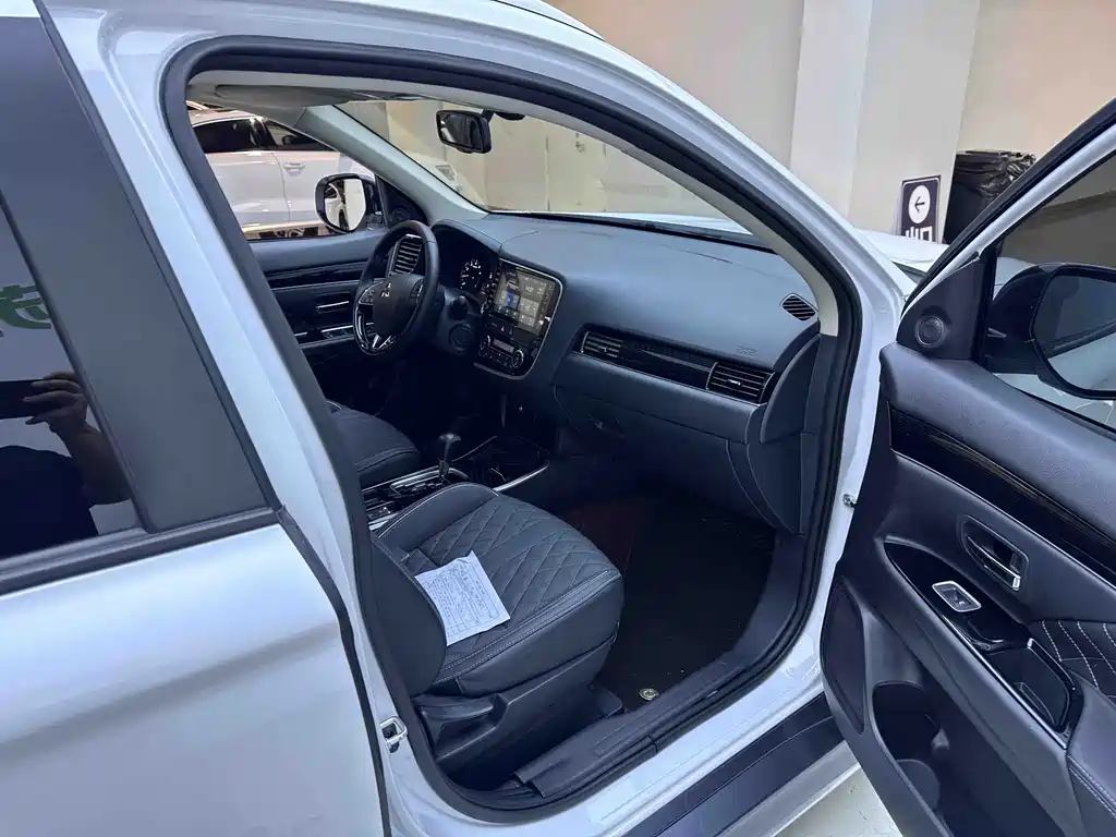 Mitsubishi Outlander 2023 — фото 11