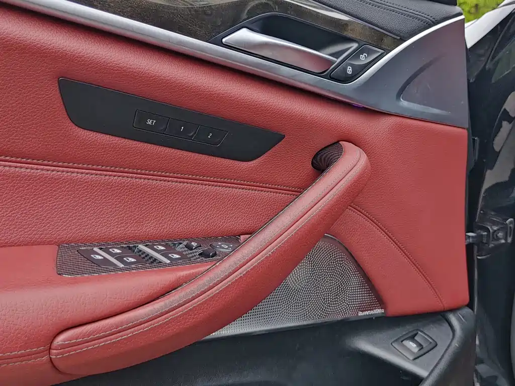 BMW 5 Series 2019 — фото 13