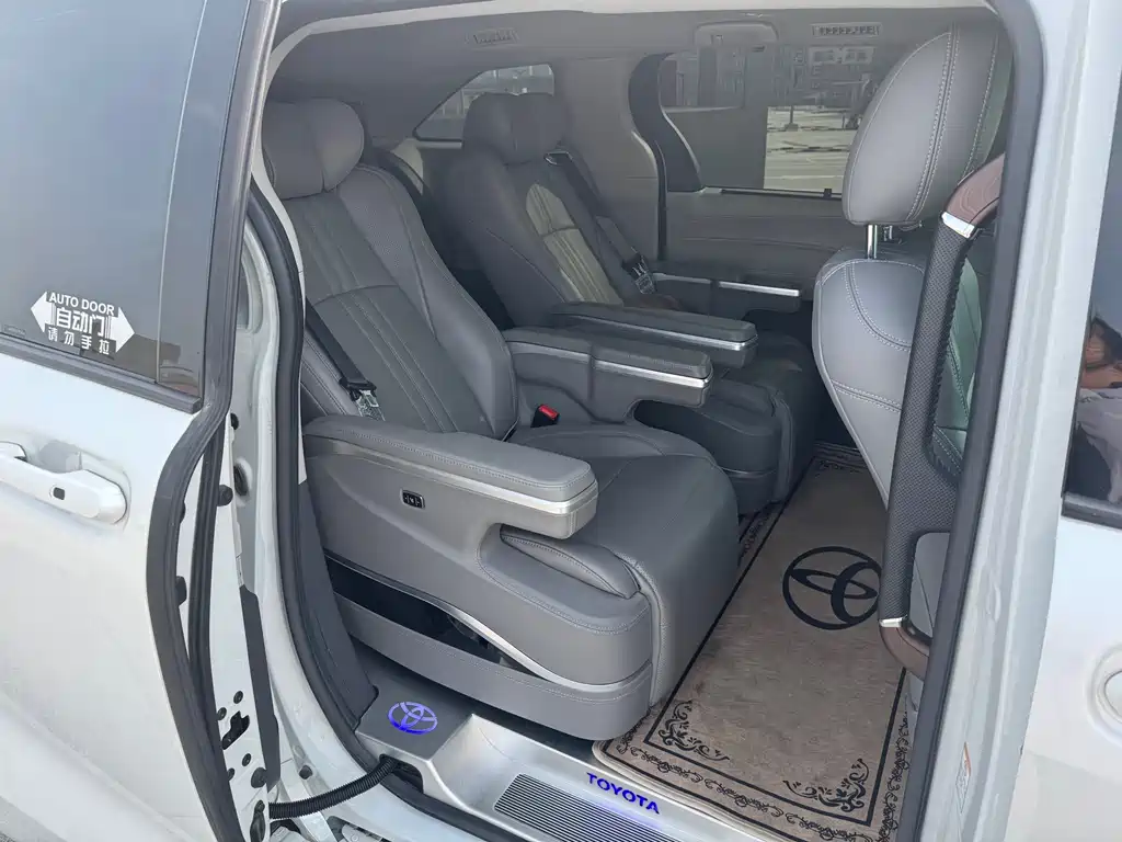 Toyota Sienna 2023 — фото 14