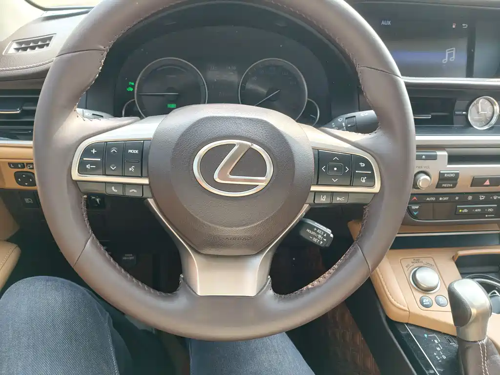 Lexus ES 2016 — фото 12