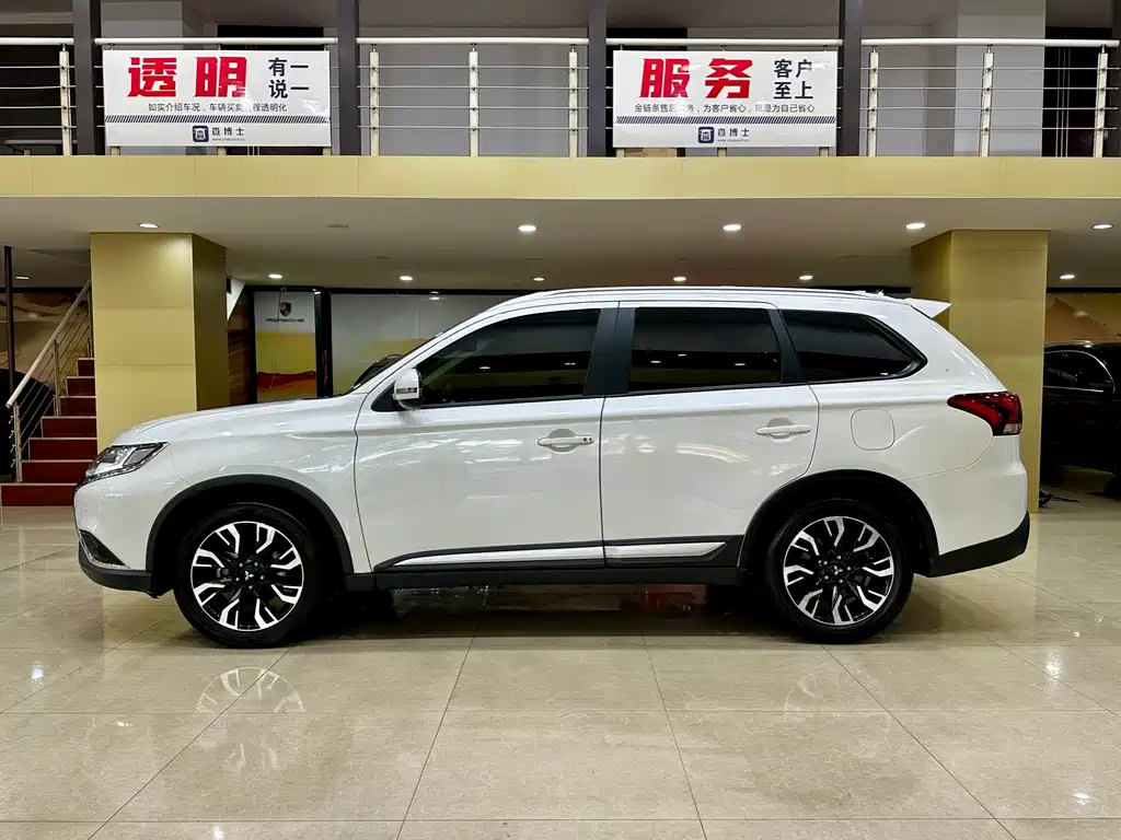 Mitsubishi Outlander 2020 — фото 2