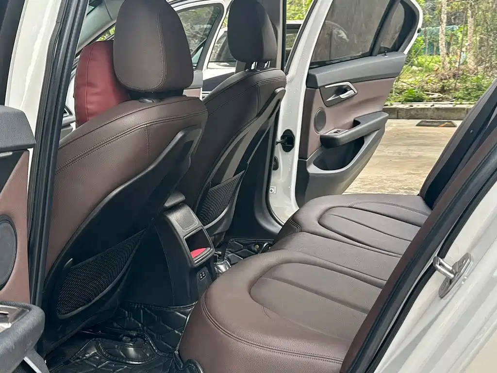 BMW 1 Series 2019 — фото 13