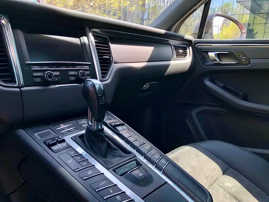 Porsche Macan 2017 — фото 11