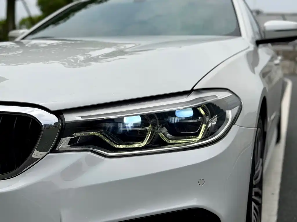 BMW 5 Series 2018 — фото 10