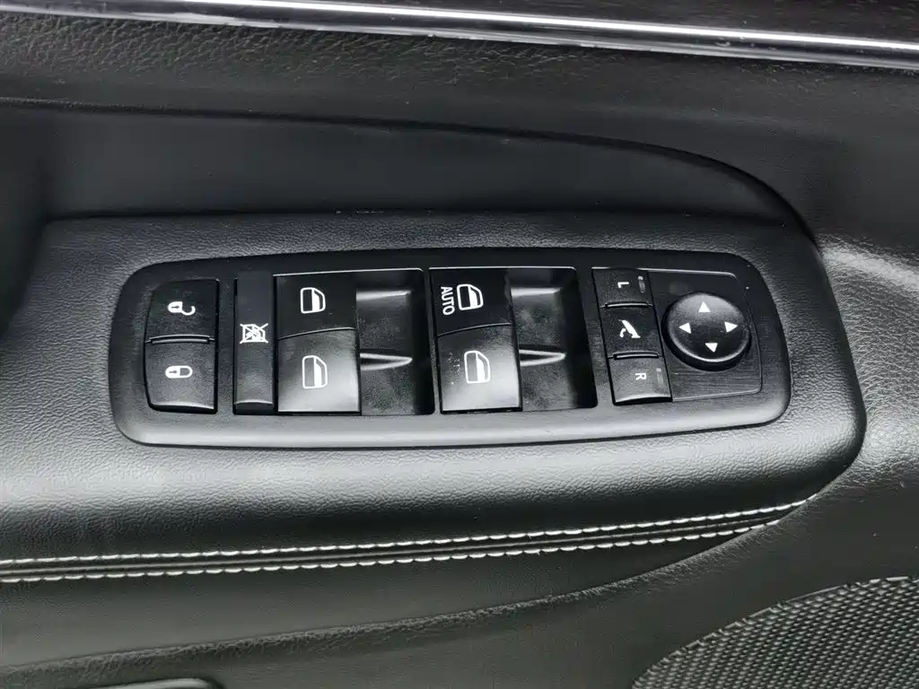 Jeep Grand Cherokee 2016 — фото 9