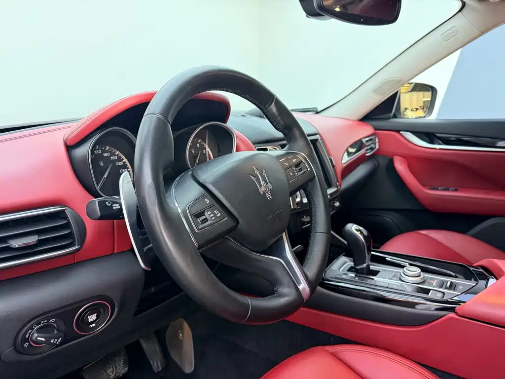 Maserati Levante 2018 — фото 11