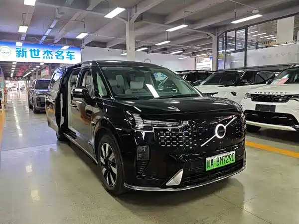 Volvo EM90 2024