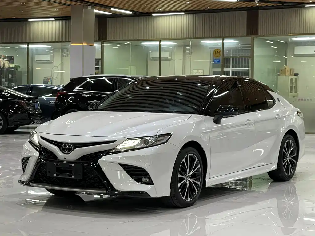 Toyota Camry 2019 — фото 1