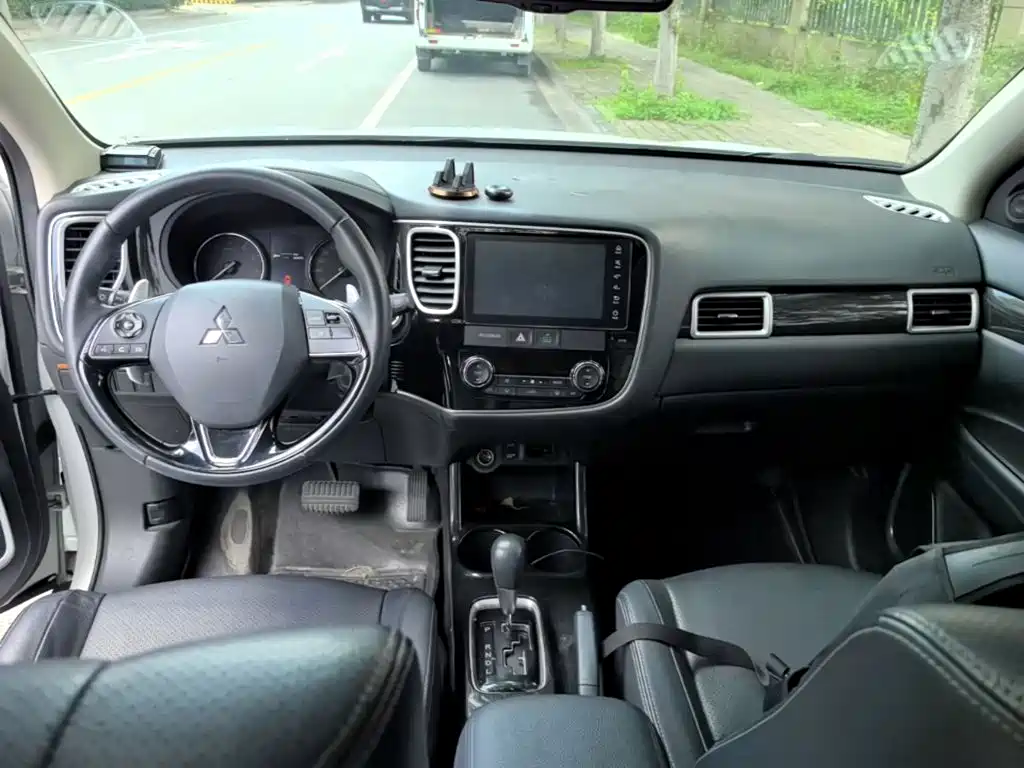 Mitsubishi Outlander 2017 — фото 10