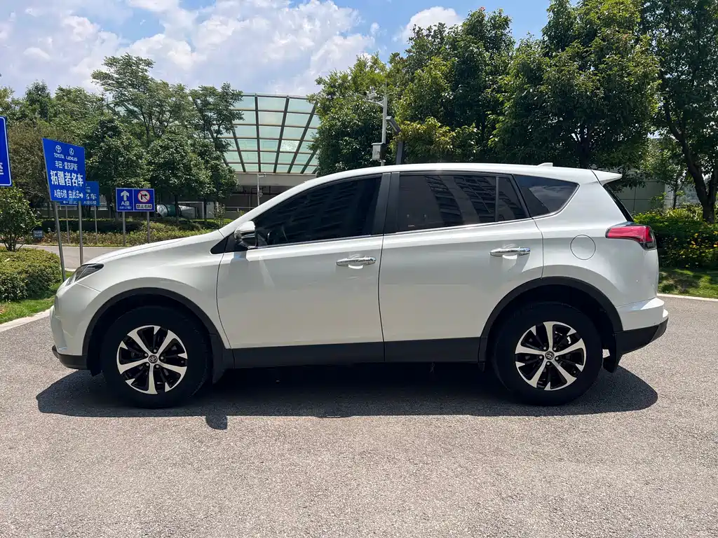 Toyota RAV4 2019 — фото 7