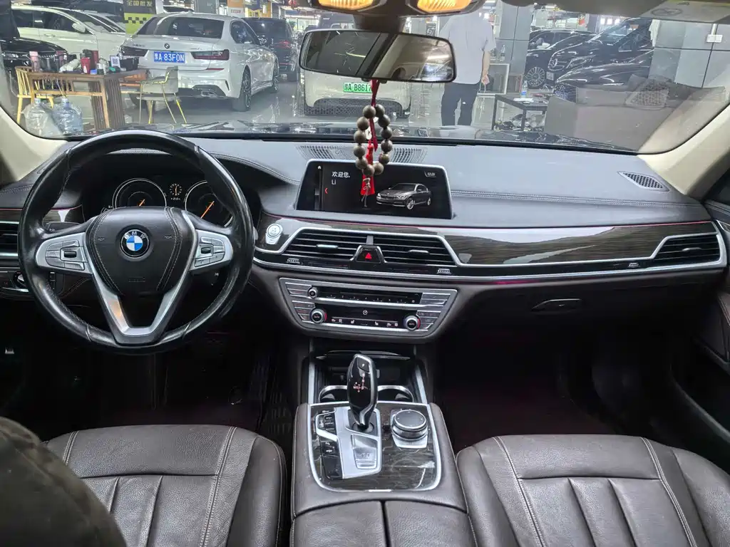 BMW 7 Series 2017 — фото 8