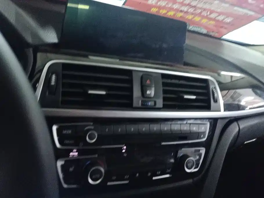 BMW 3 Series 2018 — фото 13