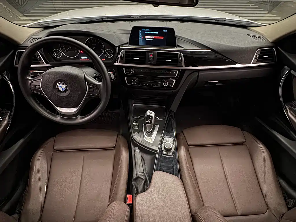 BMW 3 Series 2018 — фото 11