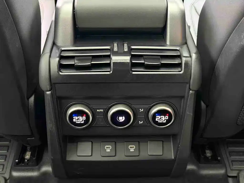 Land Rover Defender 2024 — фото 13