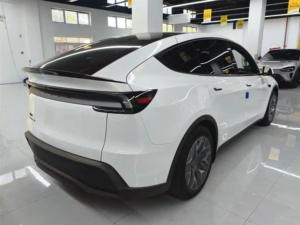 Tesla Model Y L 2026 — фото 7