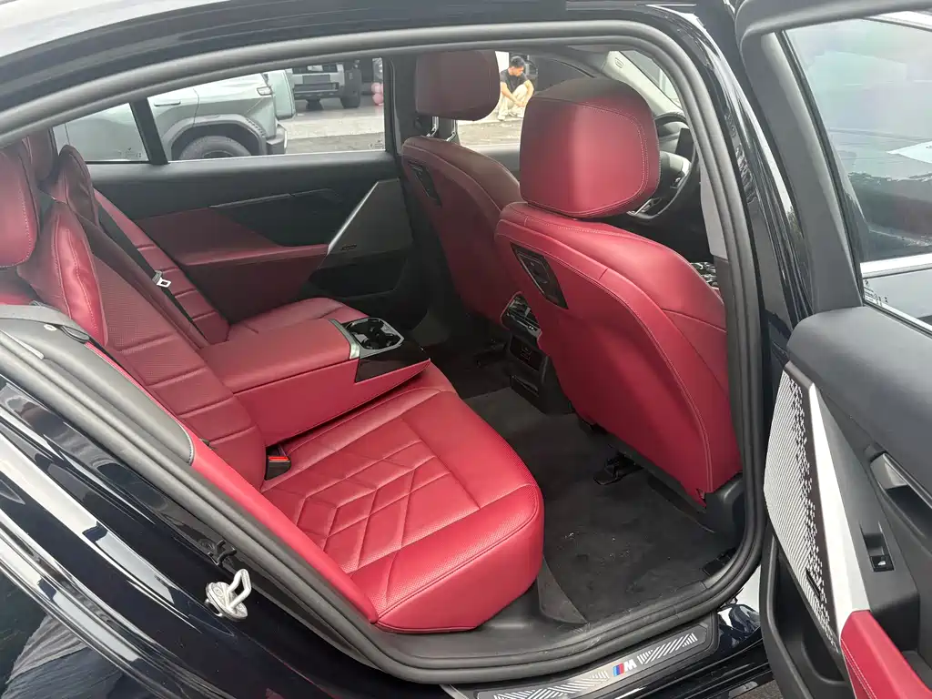 BMW 5 Series 2025 — фото 10